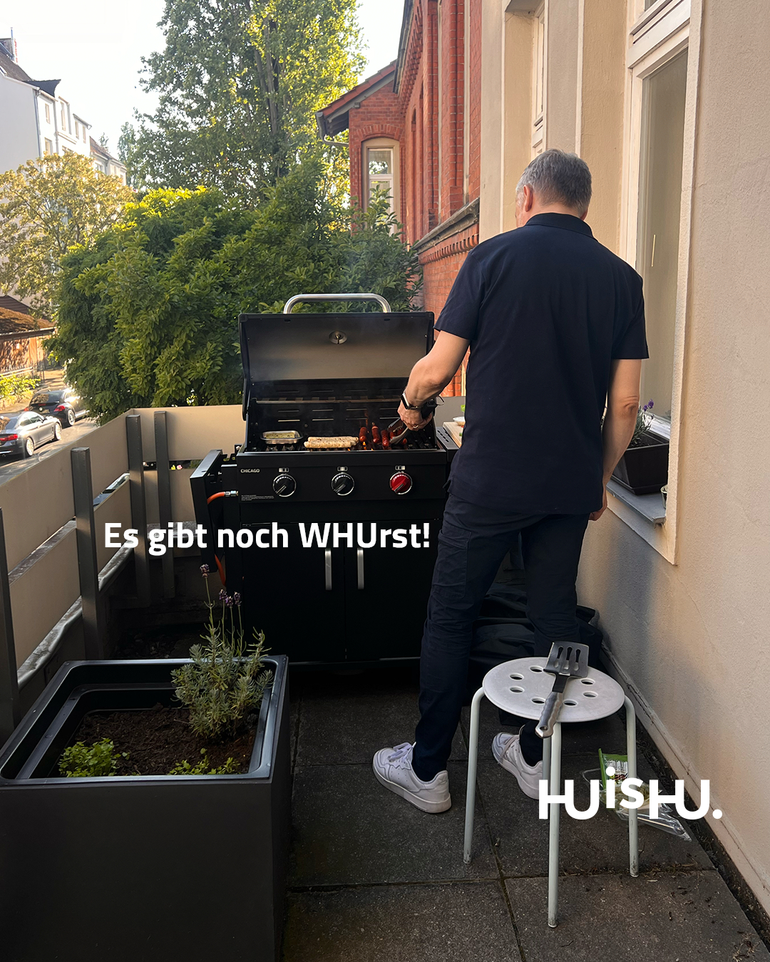 Sommer, Sonne, Terrasse und Grill am Start. Und das Beste: Noch (vegane) Wurst-Rest⁠
⁠
Komm doch mal vorbei. In Hamburg oder Hannover.⁠
⁠
@sonergie⁠
@siya_ni⁠
@huis.daniel⁠
@nawras_nabeel⁠
@kira.dubi⁠
@hendrik_hendrikson⁠
@liamleeado⁠
#huishu #thisishu #grillenistmeinleben #agenturlife #wurst #grillkäse⁠