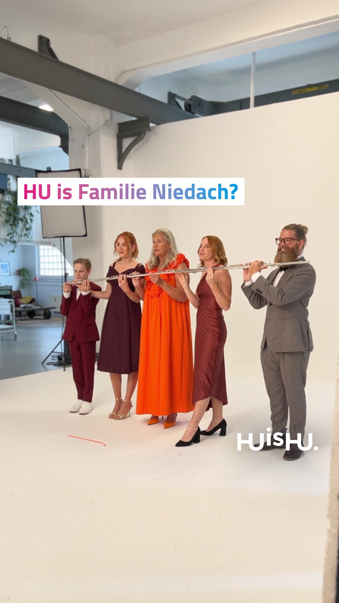 Schon mal zu fünft SUP gefahren? Oder Querflöte gespielt? 🪈 Oder in einem Pullover gesteckt? Familie Niedach machts einfach und entdeckt nebenbei neue Ausflugsmöglichkeiten mit dem Niedersachsen-Ticket. 🎟️⁠
⁠
Freut euch schon einmal auf die fertigen Kampagnenmotive, wir hatten auf jeden Fall jede Menge Spaß beim Shooting und Dreh. 📸 📹⁠
⁠
@niedersachsenticket⁠
@pixx_location⁠
@koljaschmidt⁠
@pixelgalaxie.film⁠
@helgamodelt⁠
⁠
#huishu #thisishu #huwework #shooting #dogshooting #niedersachsenticket #greenscreen #Fotoshooting #werbung #werbeproduktion #fotograf #FamilieNiedach⁠