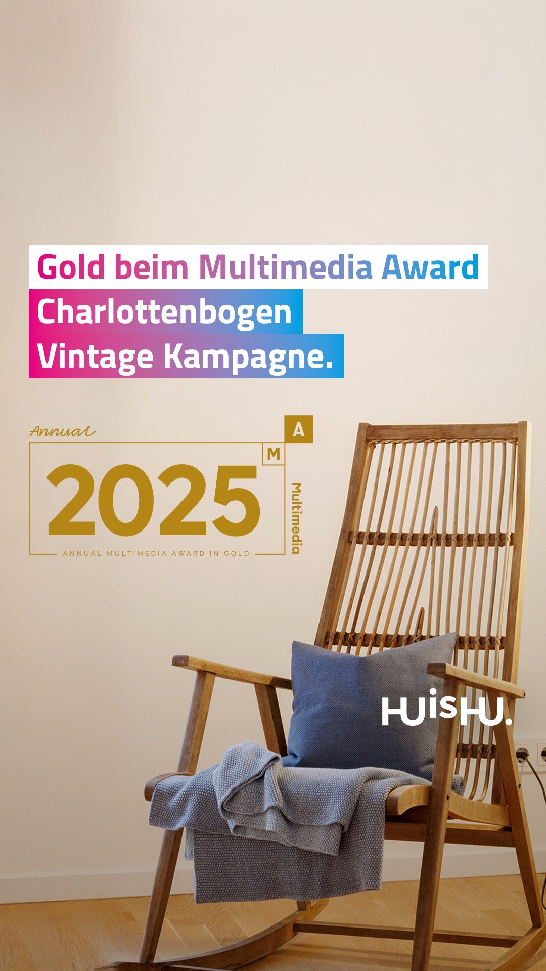 Wir freuen uns wie ein Charlottenbogen- äh, Flitzebogen. Denn unsere Kampagne für den Charlottenbogen ist ausgezeichnet! 🏆🙌⁠
⁠
Und zwar mit dem Annual Multimedia Award 2025 für herausragende digitale Projekte. Wie wir das geschafft haben? 🔎⁠
⁠
In unserer Kampagne haben wir eine Musterwohnung beworben, die vollständig mit ressourcenschonendem, gebrauchtem Mobiliar eingerichtet ist. Ganz nachhaltig, also. 🌱⁠
⁠
Um die Vintage-Einrichtungsideen unter die Leute zu bringen, haben wir eine inspirierende Pinterest-Seite erstellt. 🛋️ Hier verweisen wir geschickt auf die Neubauwohnungen des Charlottenbogens.⁠
⁠
Spannende Wohnideen, kombiniert mit Nachhaltigkeit und einem modernen Immobilienmarketing ‒ so muss das! 💚⁠
⁠
🔗 Neugierig auf den gesamten Gold-Case? Link ist in der Bio!⁠
⁠
#huishu #thisishu #huwework #annualmultimediaaward #awardwinning #amma2025 #awardsawards #hurra #webdesign #huwewin