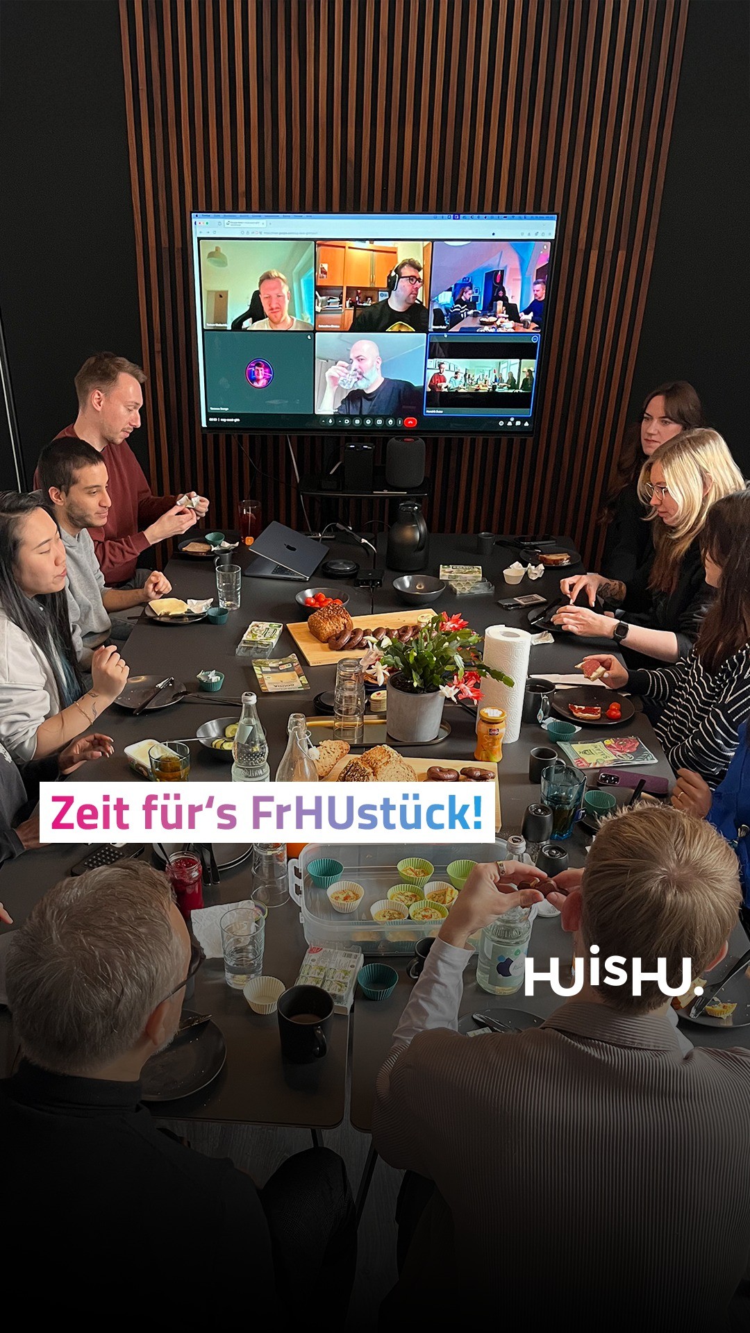 Wir wollen ja nicht angeben, aber unser Agenturfrühstück letztens war schon echt der Hammer. 🍳⁠
⁠
In Hannover war Luka an der Reihe, uns ein morgendliches Festmahl zu bescheren, in Hamburg Hamza. Und diese Aufgabe haben sie bravourös gemeistert, wenn wir das so sagen dürfen. 🤤⁠
⁠
Was sie uns mitgebracht haben? Mal schauen:⁠
⁠
🥮 Zwiebelkuchen. BÄM!⁠
🥐 Croissants. BÄM!⁠
🍪 Lebkuchen. BÄM!⁠
🍞 Bananenbrot. BÄM!⁠
🌰 Nutella. BÄM!⁠
🧁 Mini-Törtchen. BÄM!⁠
🧀 Käse. BÄM!⁠
🥩 Vegane Salami. BÄM!⁠
⁠
Aber wir wollen ja nicht angeben.⁠
⁠
#huishu #thisishu #frühstück #agenturleben #lebkuchen #nutella #yummy